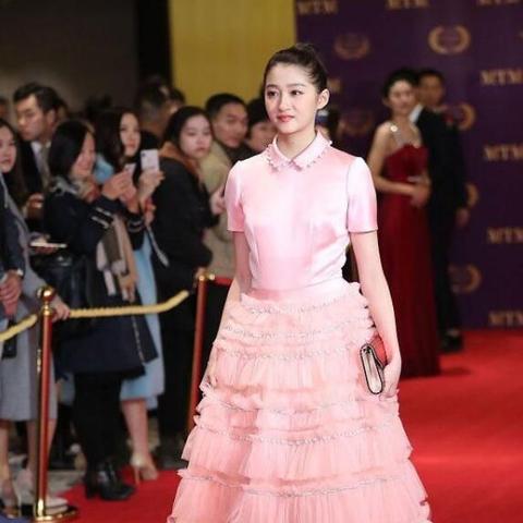 看关晓彤咬戒指绝美造型，细枝结硕果身材动态图超吸睛！ - 哔哩游戏